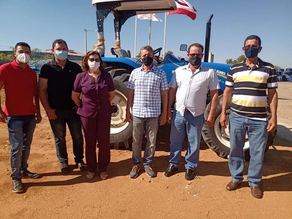 CHARLES FERNANDES ENTREGA MAIS UM TRATOR AGRÍCOLA PARA O MUNICÍPIO DE MATINA